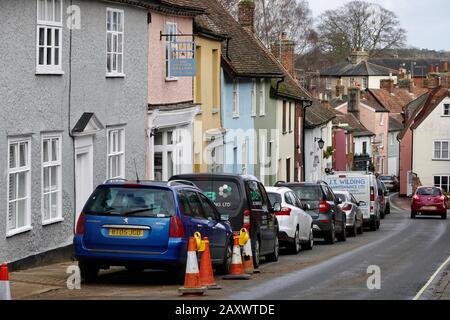 Woodbridge, Suffolk, Großbritannien - 13. Februar 2020: Häuser und Autos in der New Street. Stockfoto