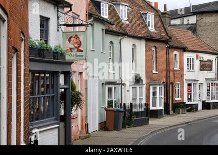 Woodbridge, Suffolk, Großbritannien - 13. Februar 2020: Das Alte Mariner Pub und bunte Reihenhäuser in der New Street. Stockfoto