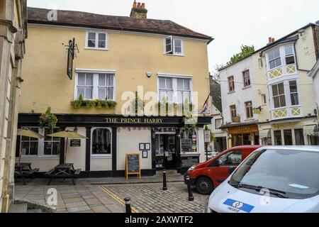 In Windsor und ganz in der Nähe des Palastes stolperte ich über diesen Pub in einem historischen Gebäude, das aus dem Jahr 1518 stammt und der erste Guildhall war. Stockfoto