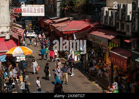 Hongkong, November 2019: Menschen auf dem Straßenmarkt kaufen und verkaufen Lebensmittel in Hongkong, China Stockfoto