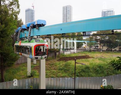 Tokio, Japan - 11. Oktober 2018: Der Schwebebahn-Monorailzug im Zoo von Tokio führt Besucher zwischen verschiedenen Teilen des Zoobereichs Stockfoto