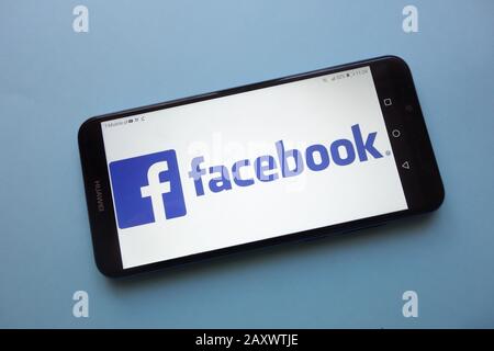 Das Facebook-Logo wird auf dem Smartphone angezeigt Stockfoto