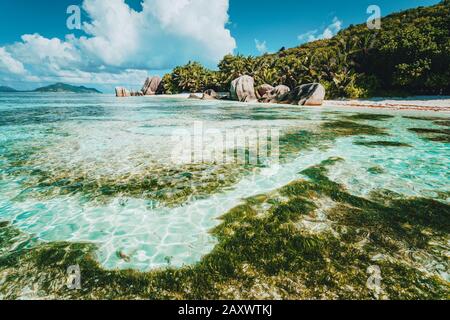 La Digue Island, Seychellen. Weltberühmter tropischer Strand Anse Source d'Argent mit Granit-Felsbrocken Stockfoto