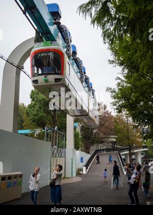 Tokio, Japan - 11. Oktober 2018: Der Schwebebahn-Monorailzug im Zoo von Tokio führt Besucher zwischen verschiedenen Teilen des Zoobereichs Stockfoto