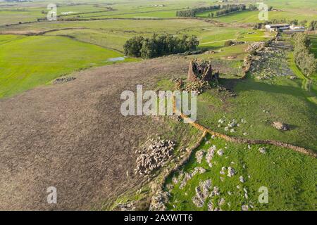 LUFTBILD DER NURAGHE BURGHIDU IM NORDEN VON SARDINIEN Stockfoto