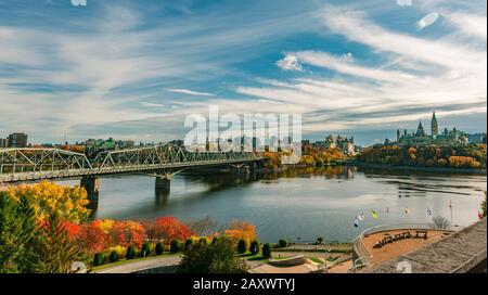 Skyline von Ottawa und Parlament vom kanadischen Museum für Geschichte Stockfoto