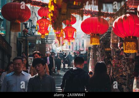Hongkong, China - November 2019: Menschen, die auf dem Straßenmarkt in Soho, Hongkong, Stockfoto