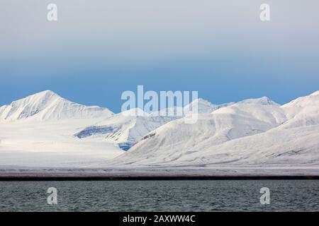 Schneebedeckte Berge am Billefjorden, zentraler Fjord des Isfjordes, Svalbard/Spitzbergen, Norwegen Stockfoto