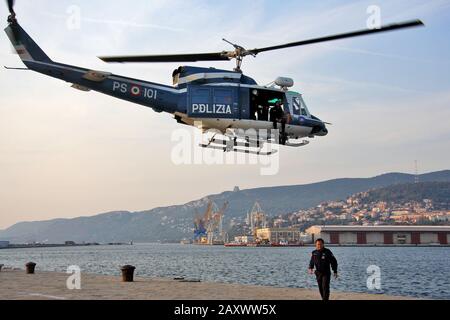 Triest, Italien - 27. September 2009: Italienischer Polizeihubschrauber mit Taucher an der Heckklappe beim Start vom Hafendock. Stockfoto