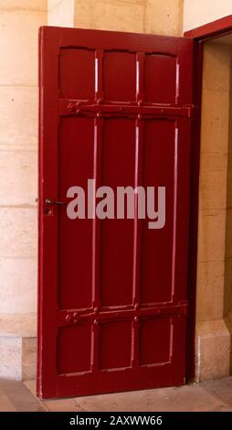 Rote Tür, Paris, Frankreich Stockfoto