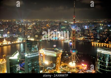 Luftpanorama in der Innenstadt von Shanghai bei Nacht. Stockfoto