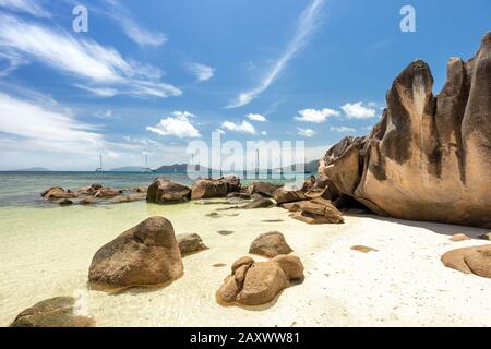 Segelboote auf den Seychellen, Curieuse Island, Anse St. Jose Strand Stockfoto