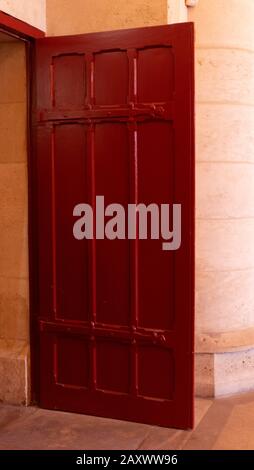 Rote Tür in Paris, Frankreich Stockfoto
