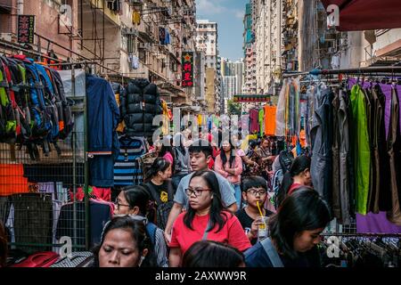 Hongkong, November 2019: Menschen auf überfüllter Straße in Hongkong, China Stockfoto