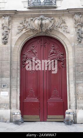 Rote Tür in Paris, Frankreich Stockfoto