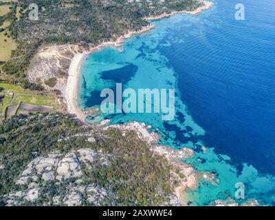 WUNDERSCHÖNER BLICK AUF DEN STRAND VON CALA DI TRANA MIT SEINEN GOLDENEN DÜNEN Stockfoto