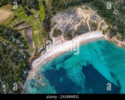 WUNDERSCHÖNER BLICK AUF DEN STRAND VON CALA DI TRANA MIT SEINEN GOLDENEN DÜNEN Stockfoto