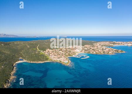 Beeindruckender Luftblick auf die Küste von sos aranzos in gallura sardegna Stockfoto