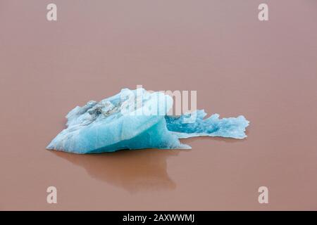 Eisscholle vom Erikbreen-Gletscher in Liefdefjorden, Fjord in Haakon VII Land auf Spitzbergen/Spitzbergen, Norwegen Stockfoto