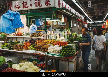Hongkong - November 2019: Marktstand zum Verkauf von Gemüse im Lebensmittelmarkt in Hongkong Stockfoto