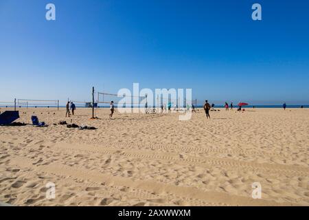 Volleyball am Strand spielen. Santa Monica, Kalifornien, Vereinigte Staaten von Amerika. USA. Oktober 2019 Stockfoto