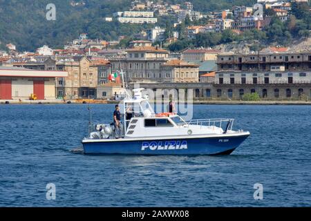 Triest, Italien - 27. September 2009: Italienisches Polizeipatrouillenboot mit drei Männern an Bord, patrouilliert die Küsten im Hafengebiet. Stockfoto