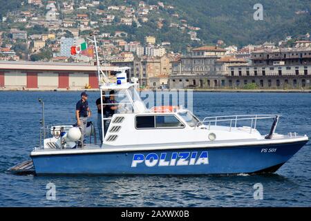 Triest, Italien - 27. September 2009: Italienisches Polizeipatrouillenboot mit drei Männern an Bord, patrouilliert die Küsten im Hafengebiet. Stockfoto