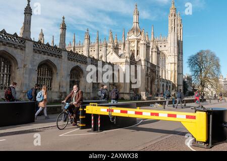 Eine temporäre 3 m breite Barriere, um einen Abschnitt der King's Parade in der Nähe der Benet's Street in Cambridge zu schließen, um den Verkehr zu verstärken und die Sicherheit zu erhöhen Stockfoto