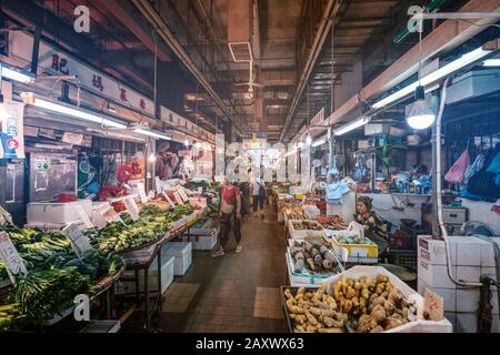 Hongkong - November 2019: Menschen kaufen und verkaufen Lebensmittel im Laden im Lebensmittelmarktzentrum in Hongkong Stockfoto