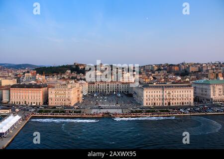 Triest, Italien - 27. September 2009: Piazza Unità d'Italia und die alten Gebäude an der Küste, von oben gesehen. Stockfoto
