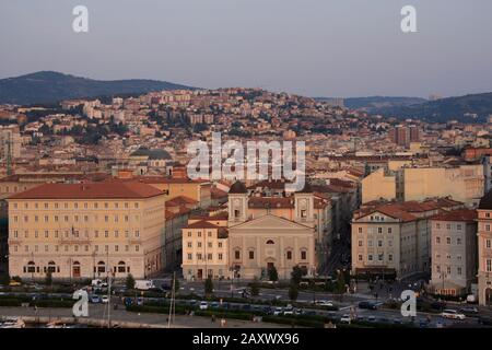 Triest, Italien - 27. September 2009: Überblick über die Stadt von oben, mit den antiken Gebäuden an der Küste. Stockfoto