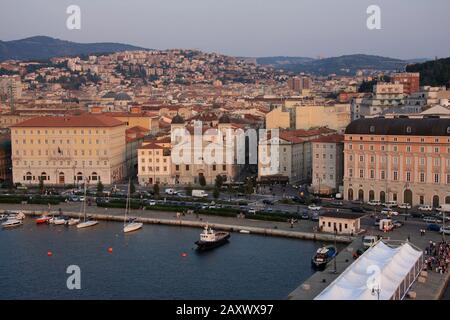 Triest, Italien - 27. September 2009: Überblick über die Stadt von oben, mit den antiken Gebäuden an der Küste. Stockfoto
