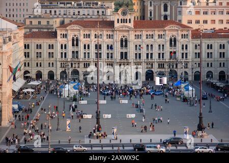 Triest, Italien - 27. September 2009: Piazza Unità d'Italia von oben gesehen, mit dem charakteristischen Gemeindehaus. Stockfoto