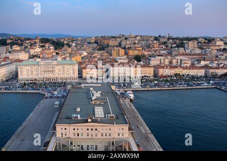 Triest, Italien - 27. September 2009: Stadtübersicht von oben, mit Hafenkai und Promenade. Stockfoto