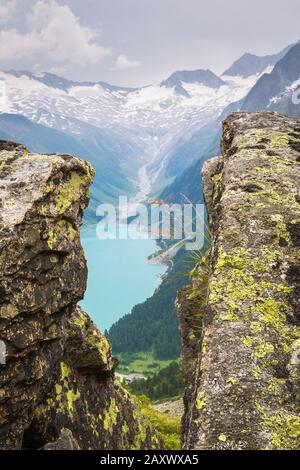 Blick von den Felsen des Schlegelesees auf den Gletscher in der österreichischen Republik Stockfoto