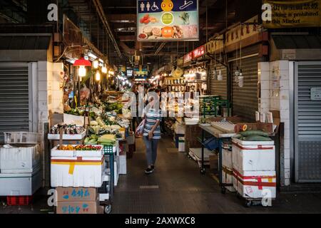 Hongkong - November 2019: Menschen kaufen und verkaufen Lebensmittel im Laden im Lebensmittelmarktzentrum in Hongkong Stockfoto