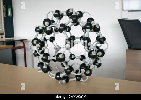 3-D-Modell des Kohlenstoffmoleküls (C60), auch bekannt als Fullerene oder Buckminsterfullerene. Fußball-förmiges Molekularmodell, das in der Chemie- oder Biologieklasse verwendet wird Stockfoto