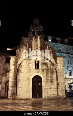 Alte kleine Kotor-Stadt-orthodoxe Kirche auf dem Hauptplatz der Stadt Kotor, Montenegro Stockfoto