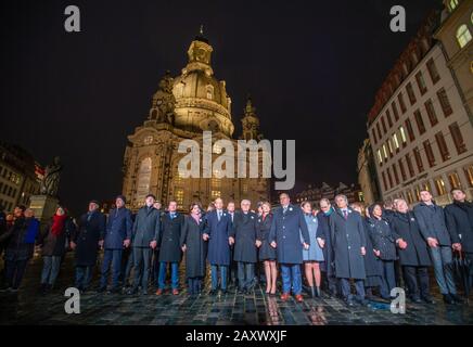 13. Februar 2020, Sachsen, Dresden: Bundespräsident Frank-Walter Steinmeier (M) und seine Frau Elke Büdenbender schließen sich Prinz Edward (8. Von links), Herzog von Kent, Michael Kretschmer (CDU, 6. Von links), Ministerpräsident von Sachsen, und dessen Lebensgefährtin Annett Hofmann, Dirk Hilbert (8. Von rechts), Oberbürgermeister von Dresden, an. Und seine Frau Su Yeon Hilbert in der Menschenkette. Am 75. Jahrestag der Zerstörung von Dresden im Zweiten Weltkrieg erinnert die Stadt mit zahlreichen Veranstaltungen. Credit: Dpa Picture Alliance / Alamy Live News Stockfoto