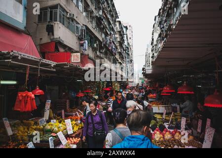 HongKong, China - November, 2019: Menschen kaufen Gemüse und Früchte auf Street Food Markt in HongKong Stockfoto