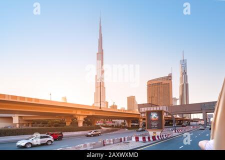 26. November 2019, Vereinigte Arabische Emirate, Dubai: Blick von der hochfrequentierten Autobahn auf die Wolkenkratzer der Innenstadt und das höchste Gebäude im wo Stockfoto