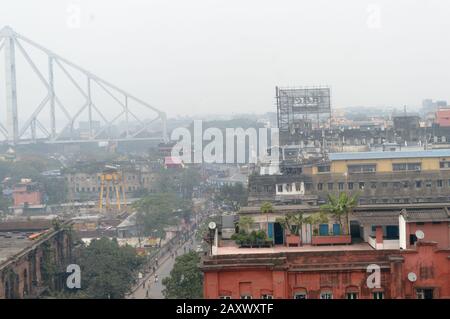 Blick auf das Dach der Stadt Kalkutta im Gebiet des Hooghly Riverside Burrabazar in der Nähe der Howrah Bridge (Rabindra Setu) an einem nebligen Winterabend. Kolka Stockfoto