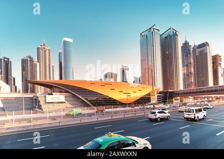 November 2019, Vereinigte Arabische Emirate, Dubai: U-Bahn-Station Business Bay im Stadtteil Downtown Stockfoto