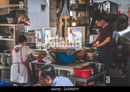 Hongkong - November 2019: Außenküche im Straßenrestaurant in Soho, Hongkong Stockfoto