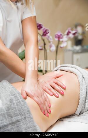 Frau mit einer professionellen Massage des Bauches im Spa Center Stockfoto