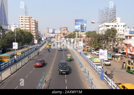 Die langsame Verkehrsbewegung der City Street am Abend wird auf der Dhakuria Brücke, die von der Calcutta Metropolitan Development Authority (CMDA) unterhalten wird, reibungslos übertragen. Wes Stockfoto