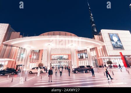26. November 2019, Vereinigte Arabische Emirate, Dubai: Eingang zur berühmten Beleuchteten Dubai Mall in der Nacht Stockfoto