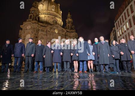 13. Februar 2020, Sachsen, Dresden: Bundespräsident Frank-Walter Steinmeier (M) und seine Frau Elke Büdenbender schließen sich Prinz Edward (6. Von links), Herzog von Kent, Michael Kretschmer (CDU, 4. Von links), Ministerpräsident von Sachsen, und dessen Lebensgefährtin Annett Hofmann, Dirk Hilbert (7. Von rechts), Oberbürgermeister von Dresden, an. Und seine Frau Su Yeon Hilbert in der Menschenkette. Am 75. Jahrestag der Zerstörung von Dresden im Zweiten Weltkrieg erinnert die Stadt mit zahlreichen Veranstaltungen. Am 13. Und 14. Februar 1945 reduzierten alliierte Bomber das Zentrum der Elbstadt auf Trümmer und Asche. Bis zu 25.000 p Stockfoto