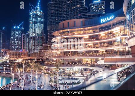26. November 2019, Vereinigte Arabische Emirate, Dubai: Eingang zur berühmten Beleuchteten Dubai Mall in der Nacht Stockfoto