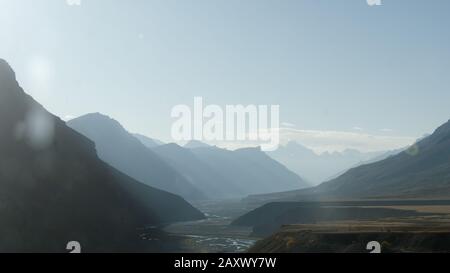 Schöne Sonnenlichtreflexion bei Sonnenuntergang, die auf das Silhouette Mountain Valley fällt. Kashmir Valley, Jammu und Kashmir, Indien Asien-Pazifik Stockfoto